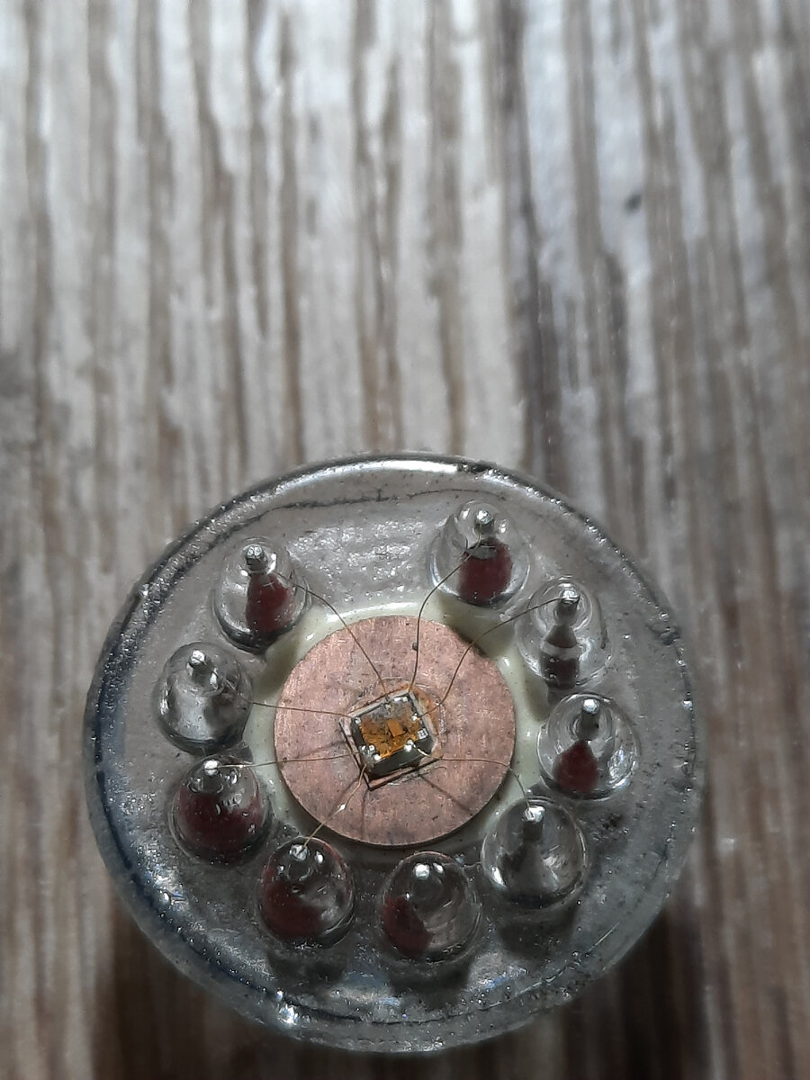 Кристалл микросборки распаян золотыми ниточками.