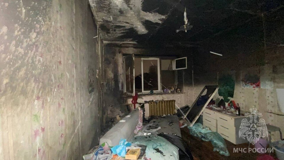     Пострадала внутренняя отделка и сгорело полдивана. Фото: пресс-служба МЧС Удмуртии