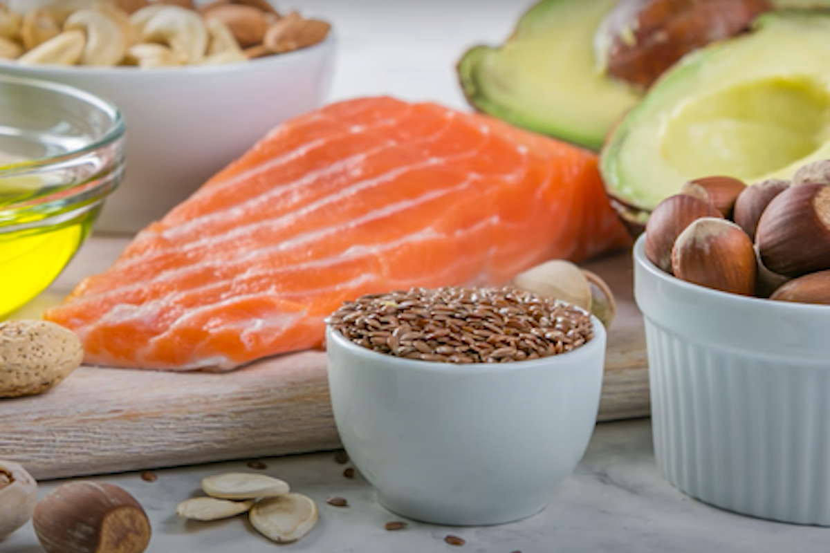 Рыба, орехи, авокадо - прекрасные источники полезных жиров и белка