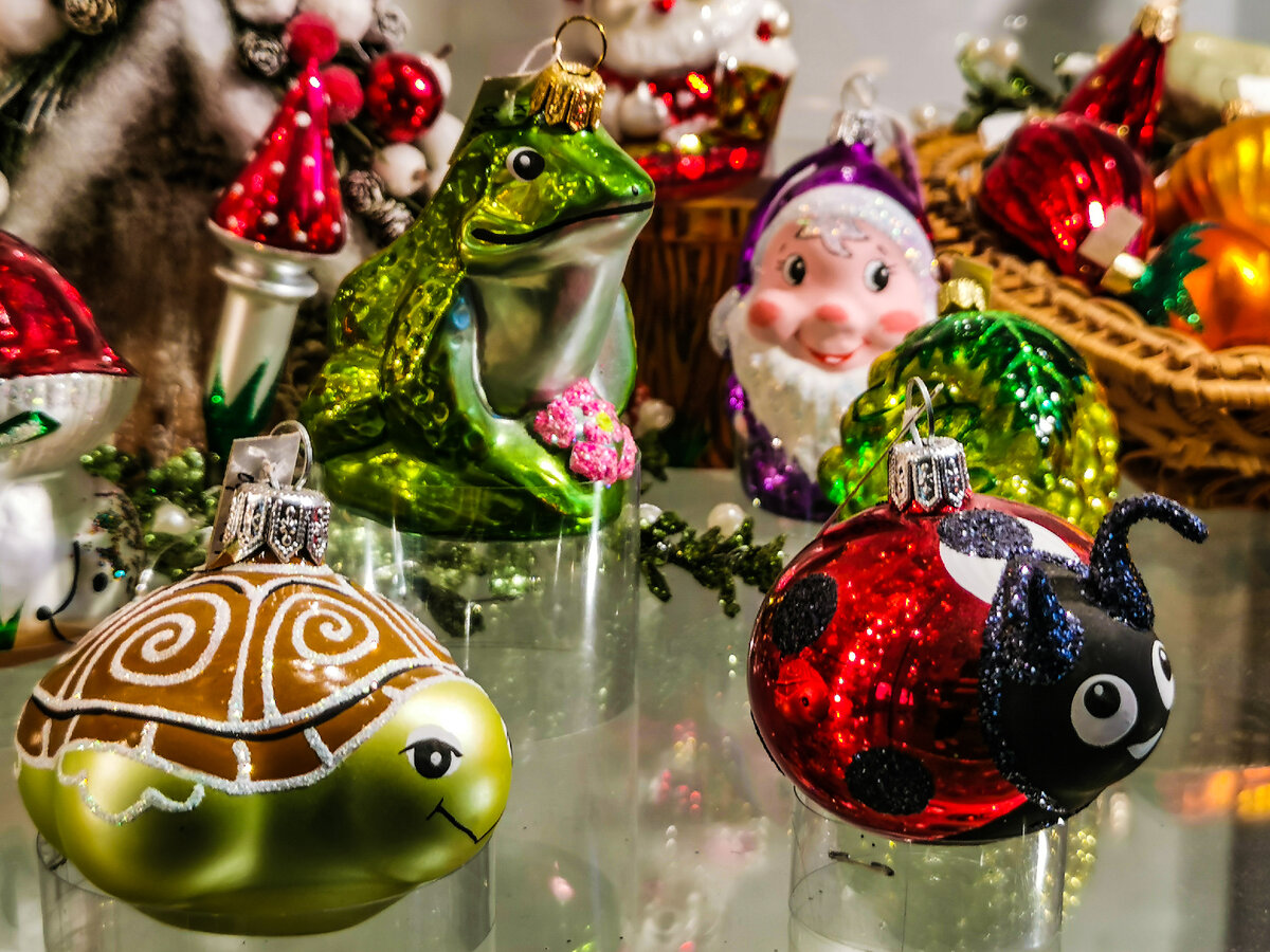 Царство животных в виде новогодних игрушек.