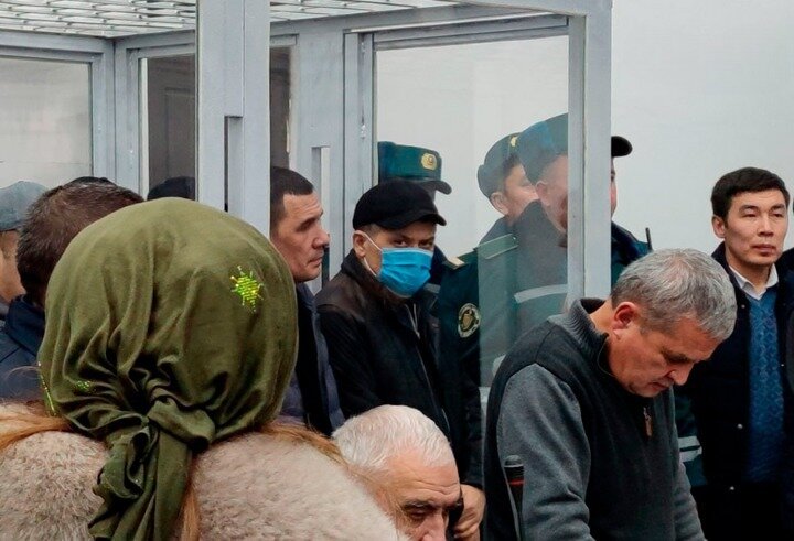 Бахром Хайдаров (в маске) в зале суда . Фото с сайта Kun.uz