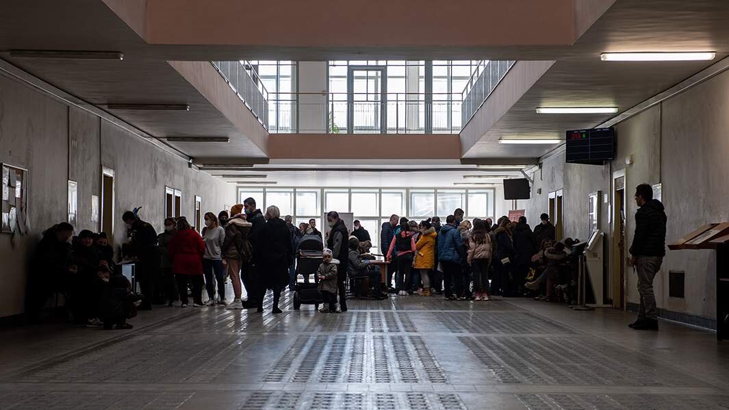 Под Новый год на Украине впервые с весны заговорили о мирном саммите и поиске возможности завершить конфликт. По мнению британских СМИ, это произошло после провального визита Зеленского в США и на фоне усталости европейцев от украинского конфликта. «Известия» проанализировали, как изменилось отношение к беженцам и что подтолкнуло Киев задуматься о дипломатических решениях.Морозная дипломатия и ракеты в Польше
В первые месяцы специальной военной операции США и ЕС охотно предоставили Украине более $90 млрд помощи. Отчеты об этом были опубликованы на сайте Белого дома США и правительства Германии. Однако энергокризис изменил ситуацию. Сегодня в Европе всё чаще звучит недовольство из-за очередных поставок оружия и затягивания конфликта. Более того, европейцы активно выступают против создания новых центров для приема украинцев.Уже осенью американская Time констатировала, что на фоне собственных проблем с тарифами на энергию и рекордной инфляции в Европе всё меньше сочувствуют беженцам и более настойчиво предлагают Киеву сесть за стол переговоров.Всего, по данным польской и немецкой статистики, к декабрю в Европе постоянно жили не менее 3,5 млн беженцев, из них 1,5 млн в соседней для Украины Польше и 1 млн — в Германии. Еще 453 тыс. беженцев приняла Чехия и по 150 тыс. Испания, Италия, Болгария и Турция.Фото: Global Look Press/CTK/David TanecekГлава немецкого Христианско-демократического союза Германии (ХДС) Фредерик Пауль в начале декабря заявил, что число беженцев приблизилось к критической отметке. В конце месяца немецкие политики с грустью констатировали, что все эти переселенцы вряд ли захотят вернуться на Украину даже после того, как конфликт закончится.ИНФОСПРАВКА 