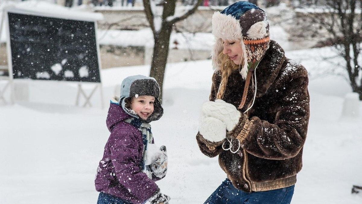    Мама и сын играют в снежки:pixabay.com