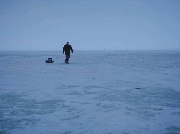     Рыбаки отправляются на озеро пешком или на мотособаке / Фото: Александр Елисеев