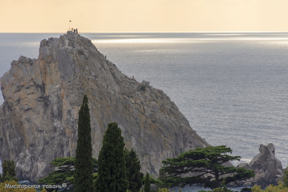Скала Дива – прибрежная скала в Черном море, в Крыму, возле центрального пляжа поселка Симеиз, представляет собой известняковую скалу -отторженец высотой 56 метров. По специально оборудованной лестнице можно подняться на скалу Дива, где находится видовая площадка и открывается прекрасный вид на море, городской пляж и гору Кошка, а также великолепная панорама Симеиза. Отсюда можно сполна насладится красотой моря, которое имеет бирюзовый цвет в любое время года.Чтобы добраться до смотровой площадки, нужно пройти 260 каменных ступеней. 