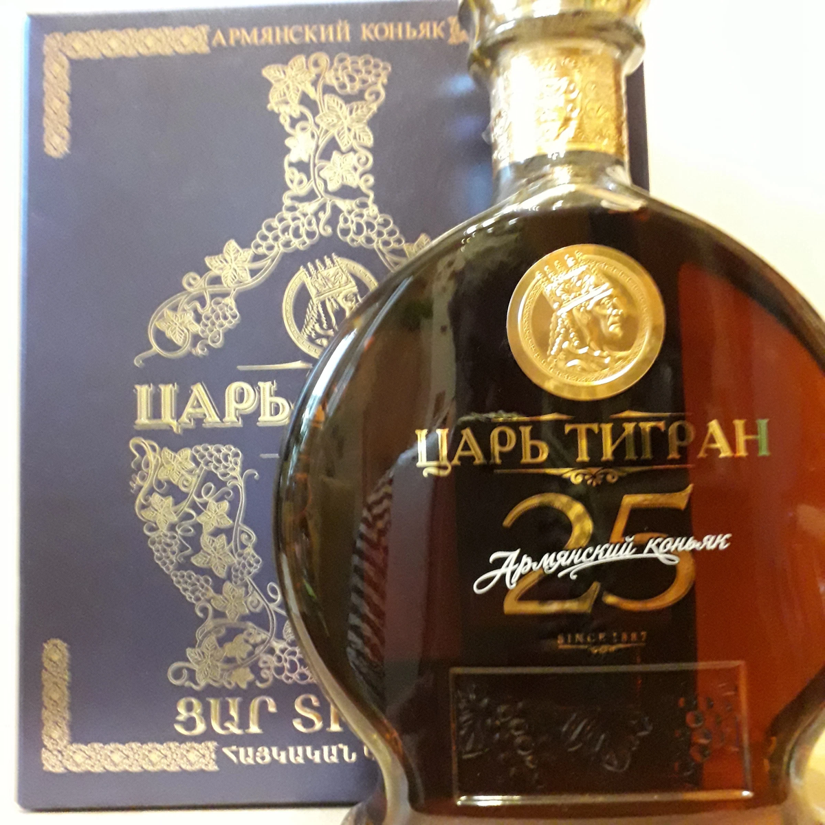 Роскошное подарочное оформление коньяка Царь Тигран 25