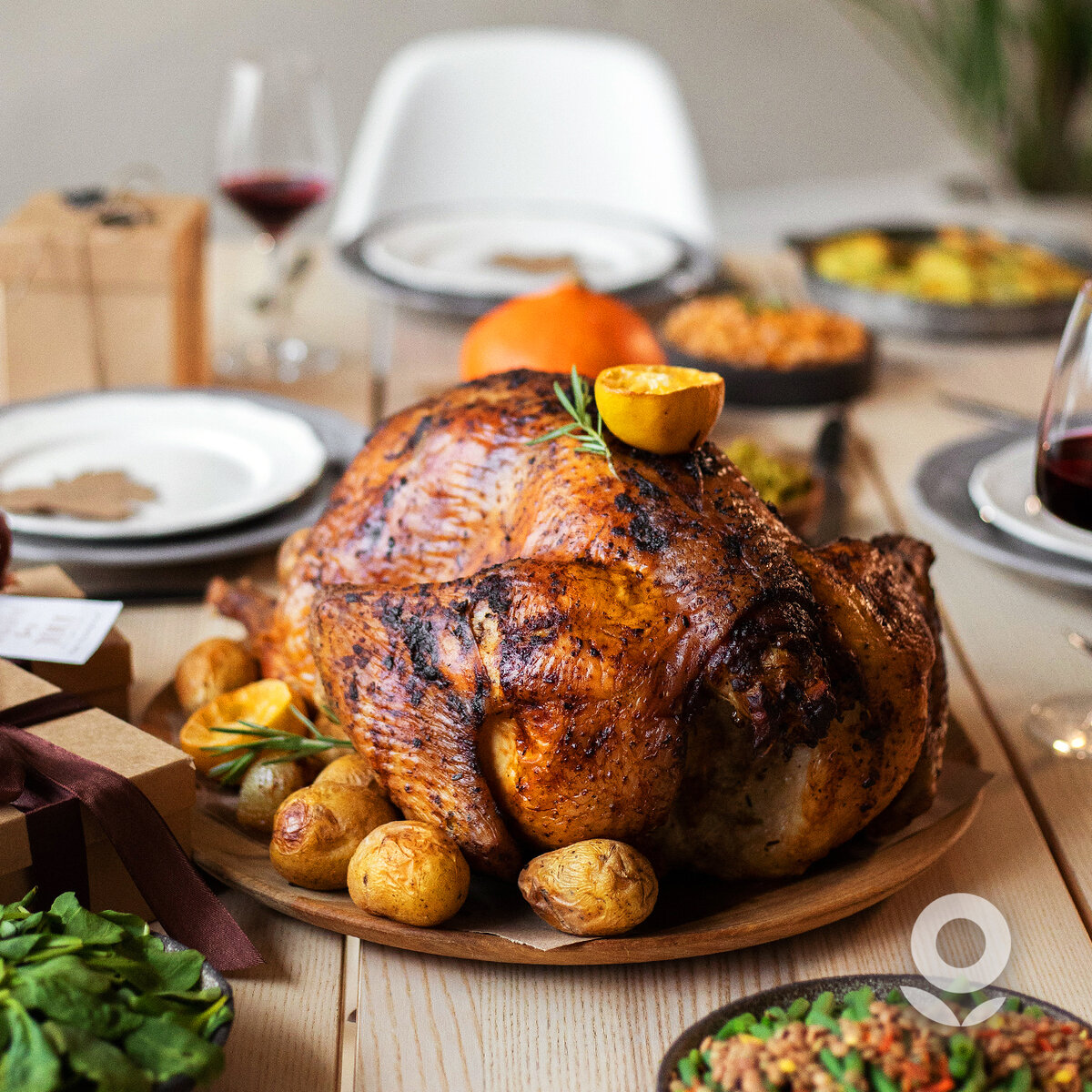 Если вы любите курицу с очень хрустящей кожицей, добавьте в маринад пару щепоток разрыхлителя.