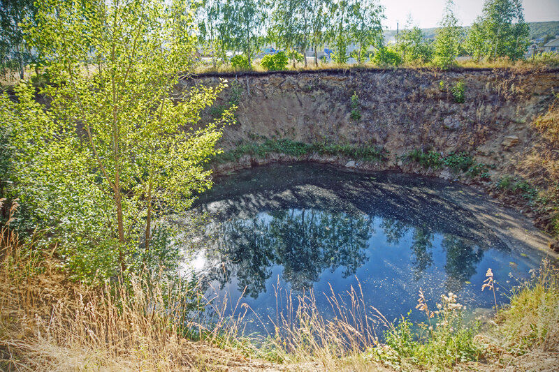 Озеро имеет почти идеально круглую форму и расположено на дне воронки глубиной 20 м.