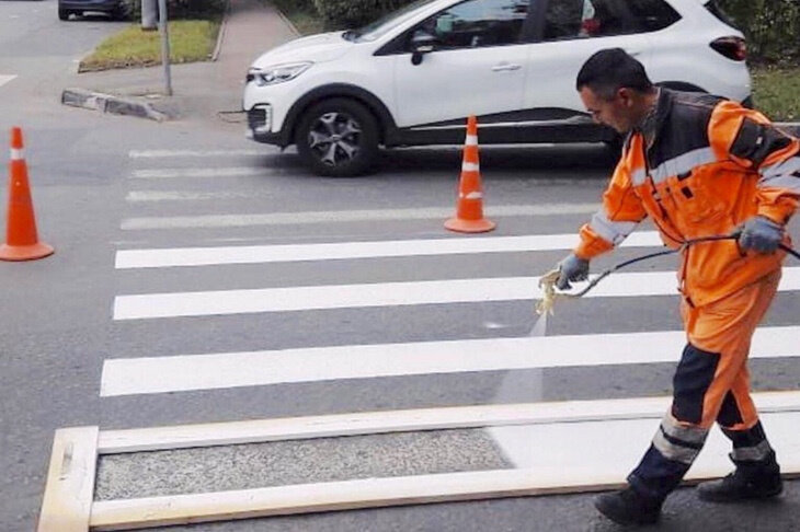 Выбор краски для разметки полностью лежит на “плечах” управляющей компании, главное, чтобы был подобран состав соответствующий ГОСТ.