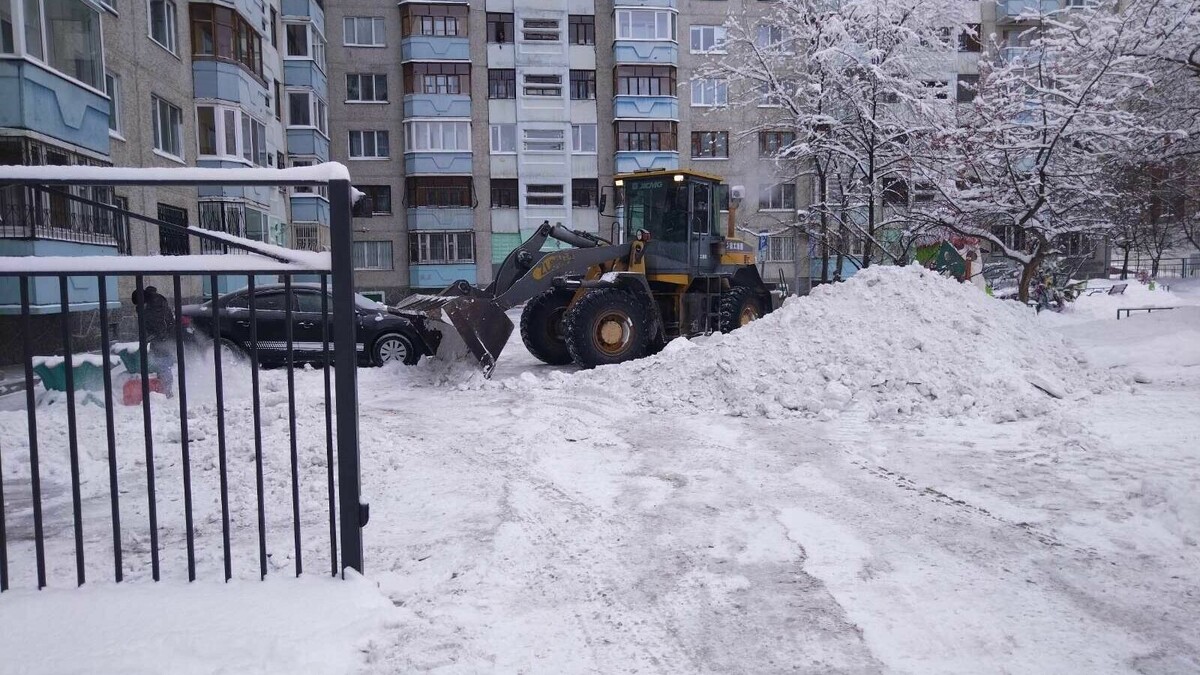 Дворы и дороги Тюмени продолжают чистить после недавнего снегопада |  nashgorod.ru | Дзен