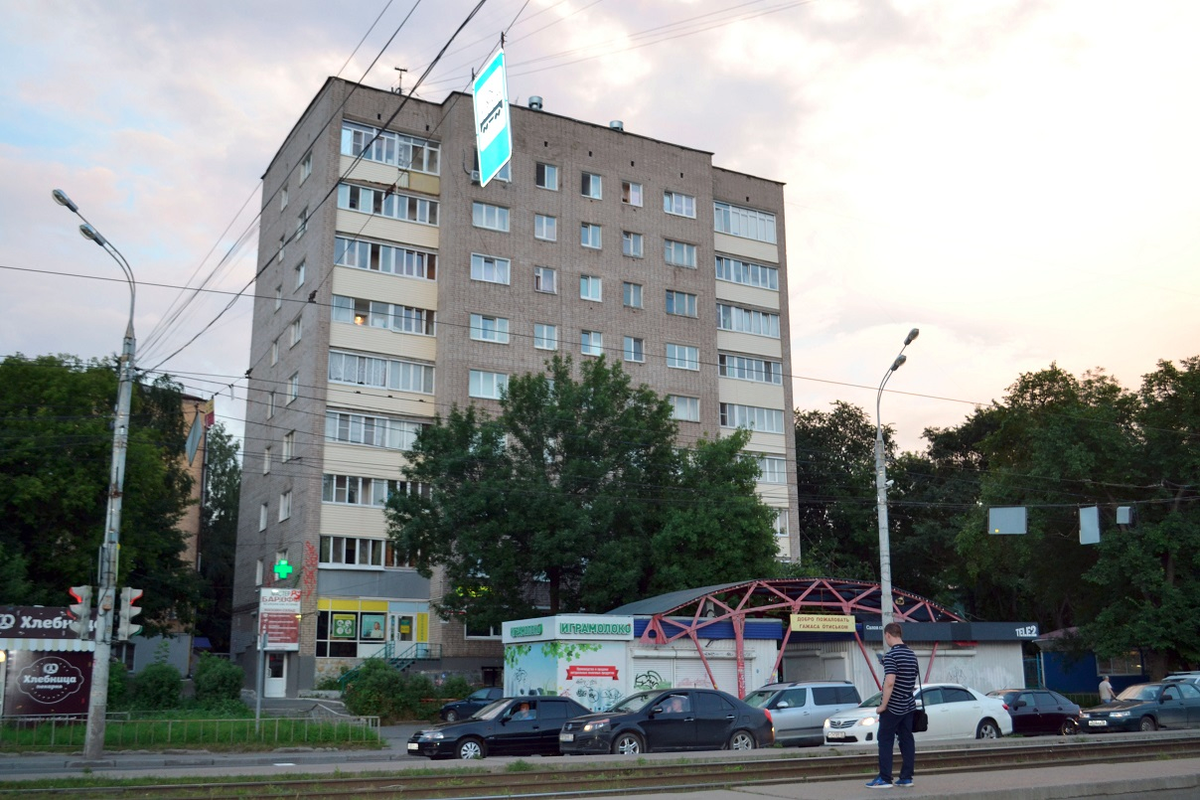 1 секция 1Р-447С-25 в Ижевске (один из первых 9-этажных домов в городе, дом №302 по улице Карла Маркса).
Автор фото: С. Шпиндлер. CC-BY
Источник: https://photobuildings.com/photo/241311/
