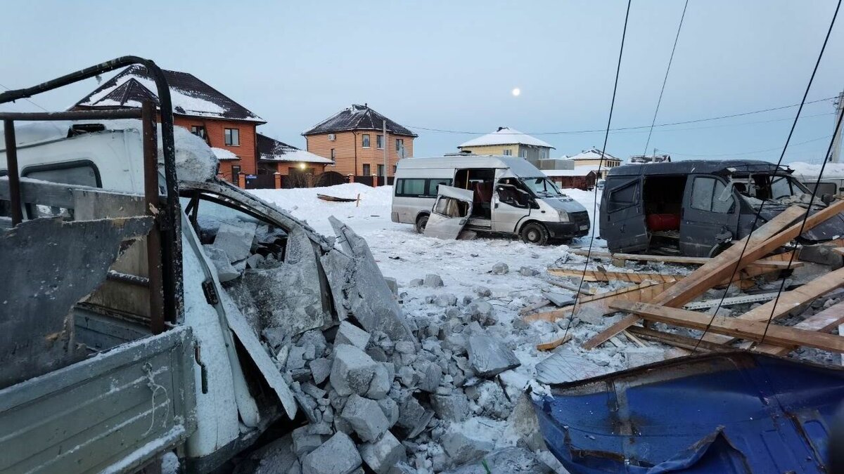     Тюменские медики рассказали о взрыве газового баллона в здании автосервиса на улице Буровиков, 33. Информация о происшествии поступило на станцию скорой помощи в 2:20. Бригада врачей прибыла на место ЧП спустя тринадцать минут. К счастью, медицинская помощь никому не понадобилась.