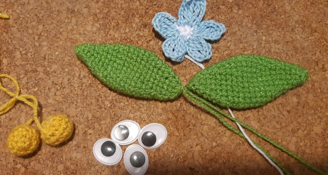 носики, листочки, цветочки и ножки вяжутся отдельно