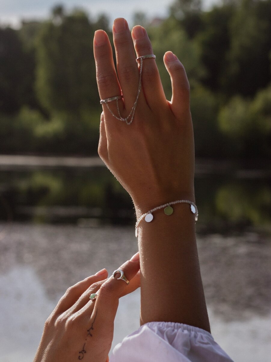 Серебряный браслет с лунным камнем и монетами