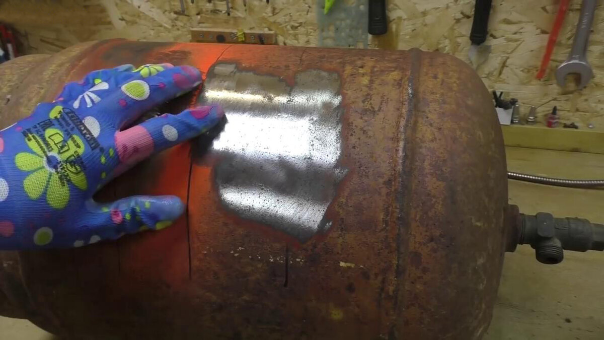 Чем проще и быстрее снять краску с металла?