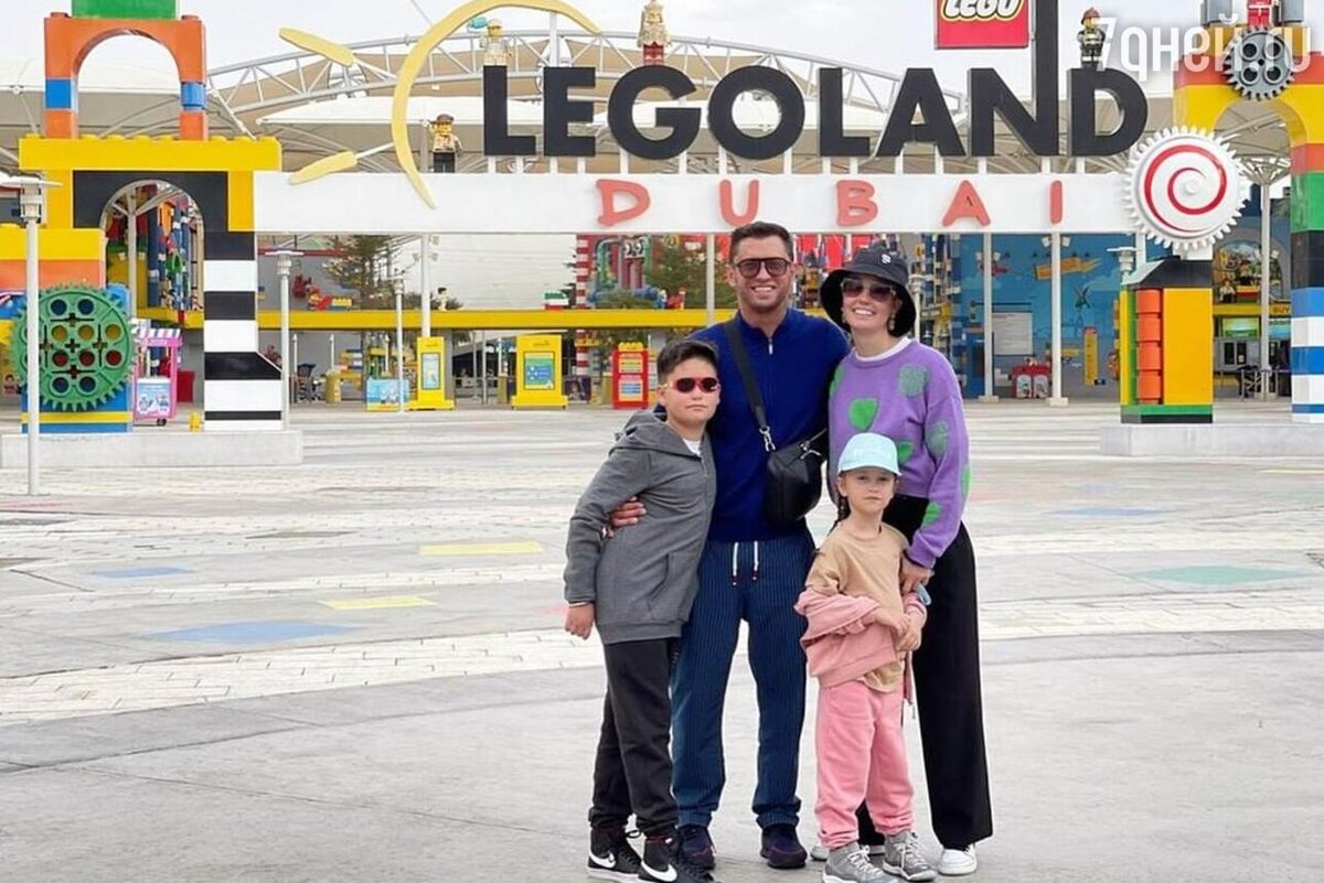    Агата Муцениеце и Павел Прилучный с детьми Соцсети