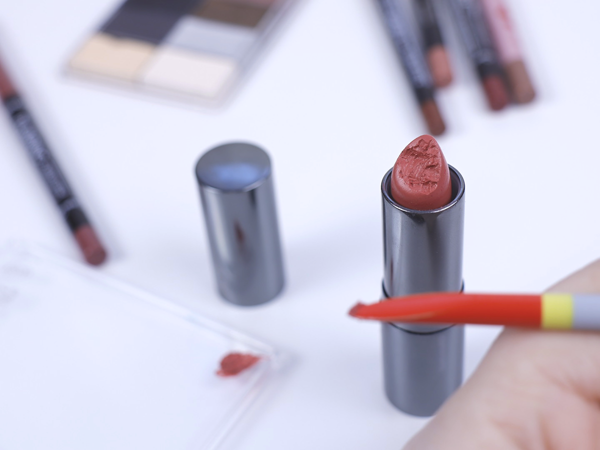 Не пугайтесь помады - она рабочая, поэтому набирается из стика на палитру