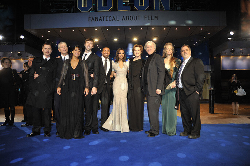 Аватар 2 премьера фото. Аватар джеймса кэмерона. Аватар 2 премьера. Сьюзи эмис и джеймс кэмерон. Джеймс кэмерон дети.