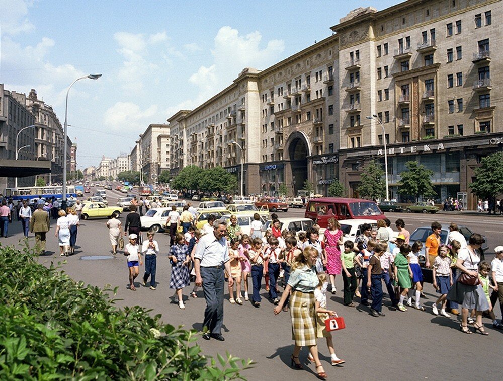 Улица начаться. Тверская улица 1990. Тверская улица 1995. Тверская улица 2004 год. Тверская улица 1994.