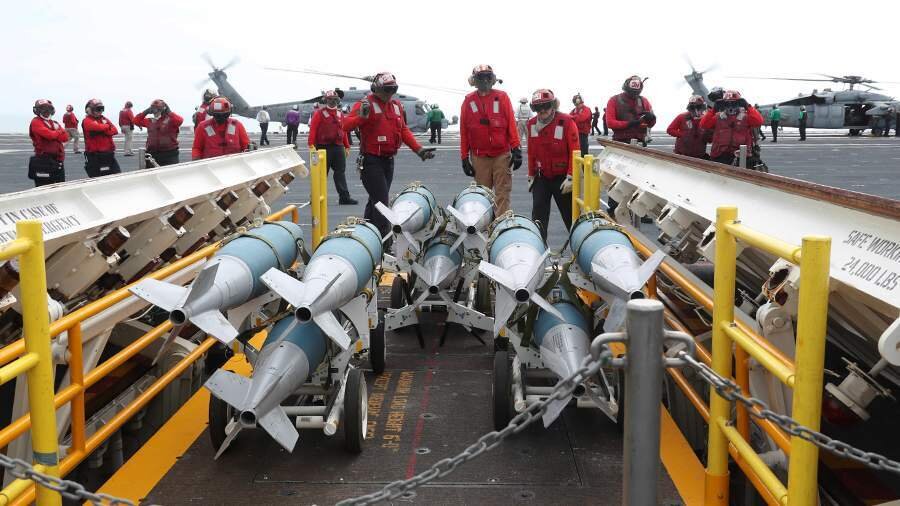 Простые боезапасы на авиабазе  американской.  фото: картинки  яндекса.