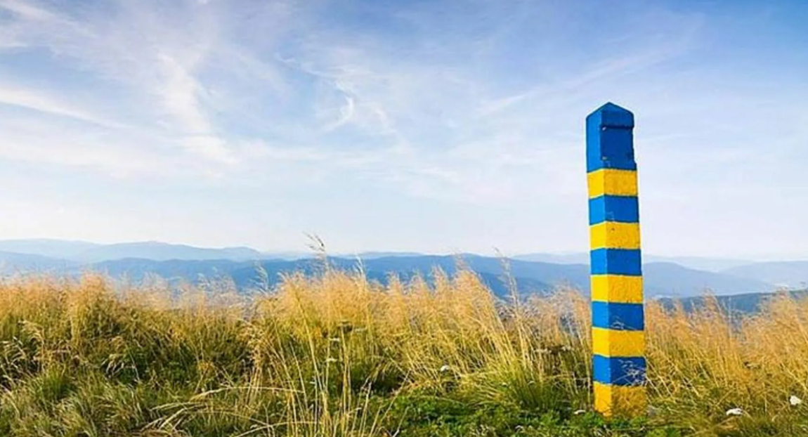 Пограничный столб. Сходство с описываемым в стихотворении - случайно. Фото из свободного доступа в интернете.