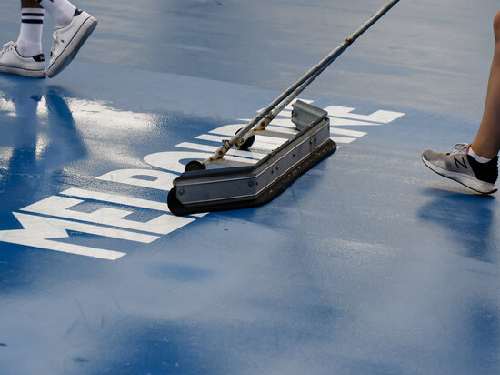     Корты Мельбурн-парка очищают от воды. Фото: Frank Molter/dpa/Global Look Press