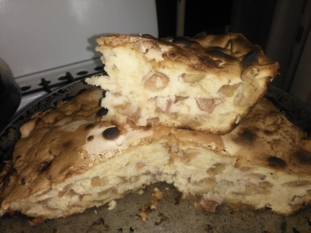 Шарлотка классическая с яблоками, вот такая высокая подушка пирога получается, за счет того, что порция увеличивается почти в два раза