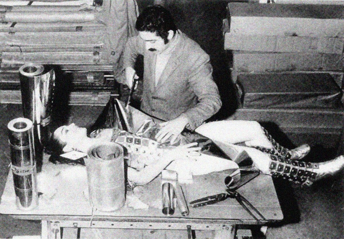 А тут он вырезает металл прямо на модели. Его первая коллекция называлась «12 неносибельных платьев, сделанных из современных материалов».