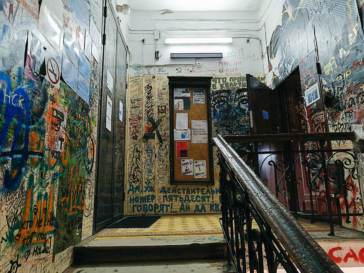 На "нехорошей" лестнице у входа в "нехорошую" квартиру. Все фото автора статьи. 