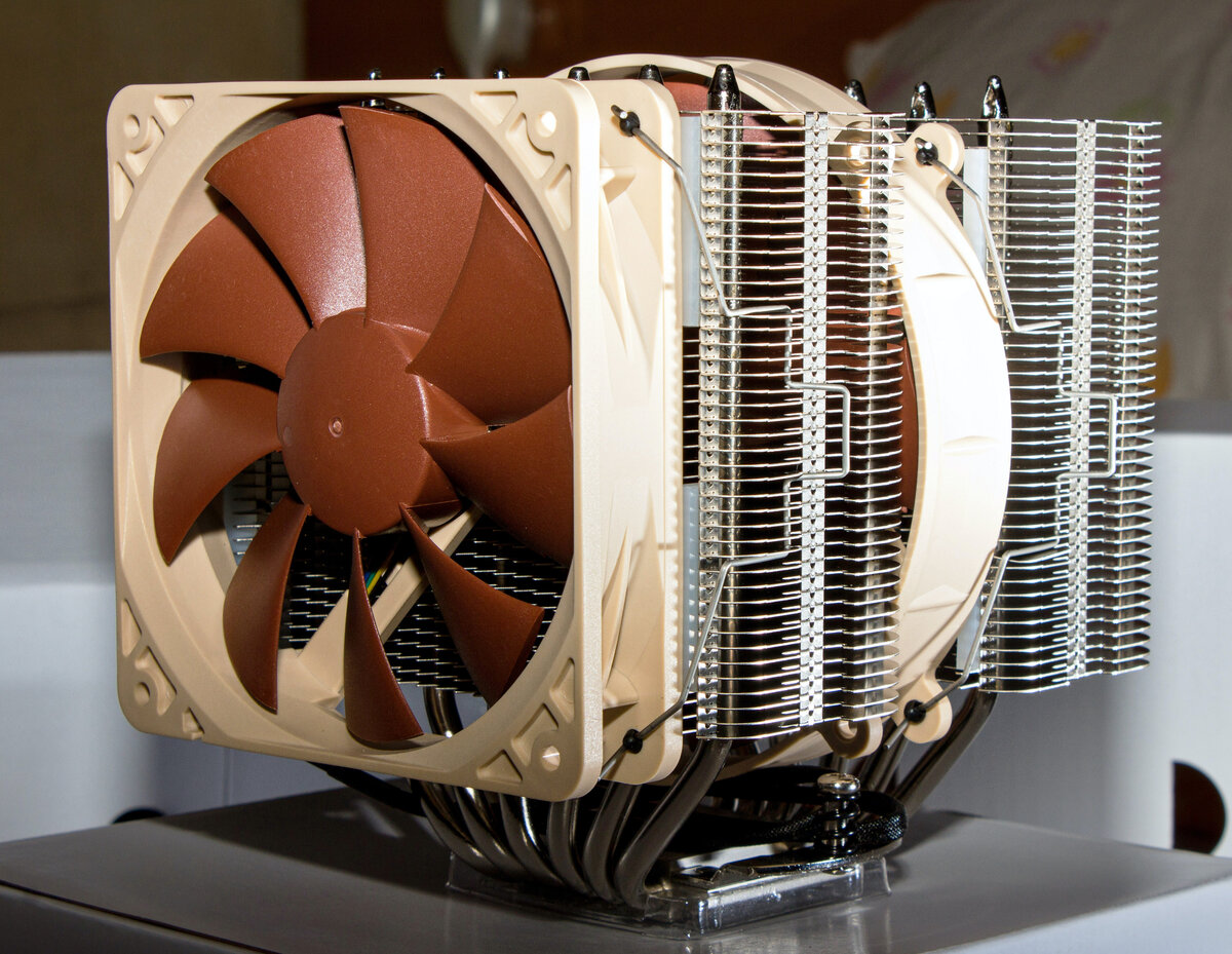 Noctua NH-D14, вышел в 2014, но до сих пор продаётся и любим многими компьютерными энтузиастами