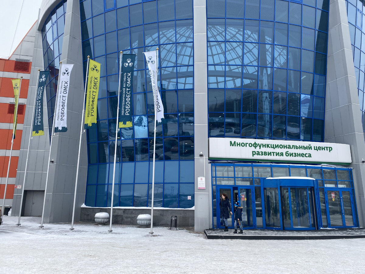 "Конгресс-Холл". То самое здание, которое на два дня стало местом тусовки роботов и их создателей. Фото из личного архива автора, 2023 г.