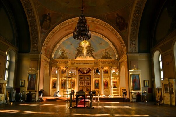 На нашем факультета есть университетский храм святой Татианы... Снимал во время золочения иконостаса...
