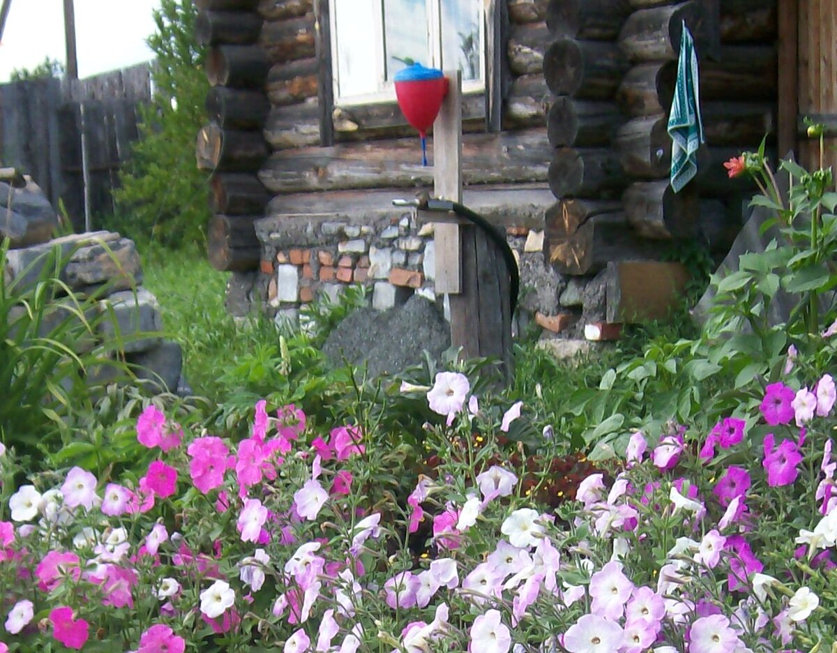 Шланг закреплен под рукомойником, видимо, пользовались и тем, и другим