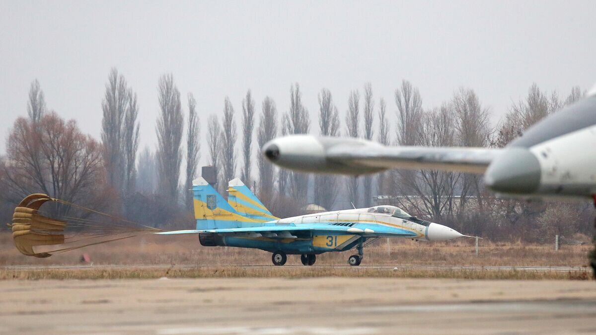    Истребитель Миг-29 на авиабазе недалеко от Киева© AP Photo / Efrem Lukatsky