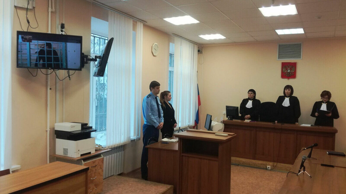     Сегодня Волгоградский областной суд поставил точку в деле бывшего главного судебного пристава Волгограда. Евстигнеев отправится за решетку на 7 лет по делу о взятке и элитной иномарке, сообщает корреспондент издания «НовостиВолгограда.ру» из зала суда.