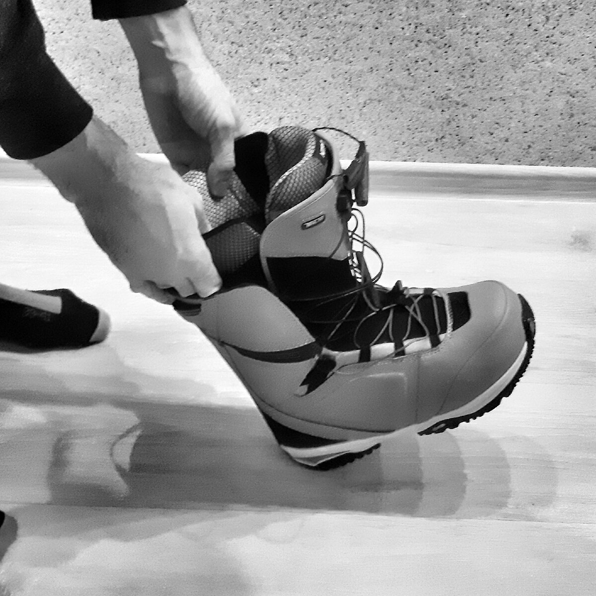 Немного вытаскиваем валенок из ботинка.