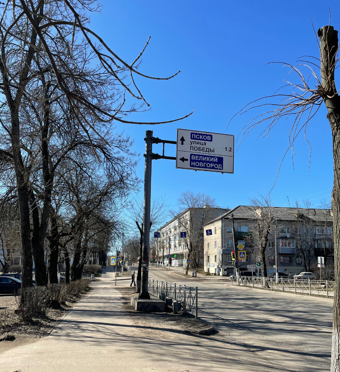 Луга - город в Ленинградской области, но до Пскова или Великого Новгорода ближе. Да и указатели направляют не в Питер вовсе.