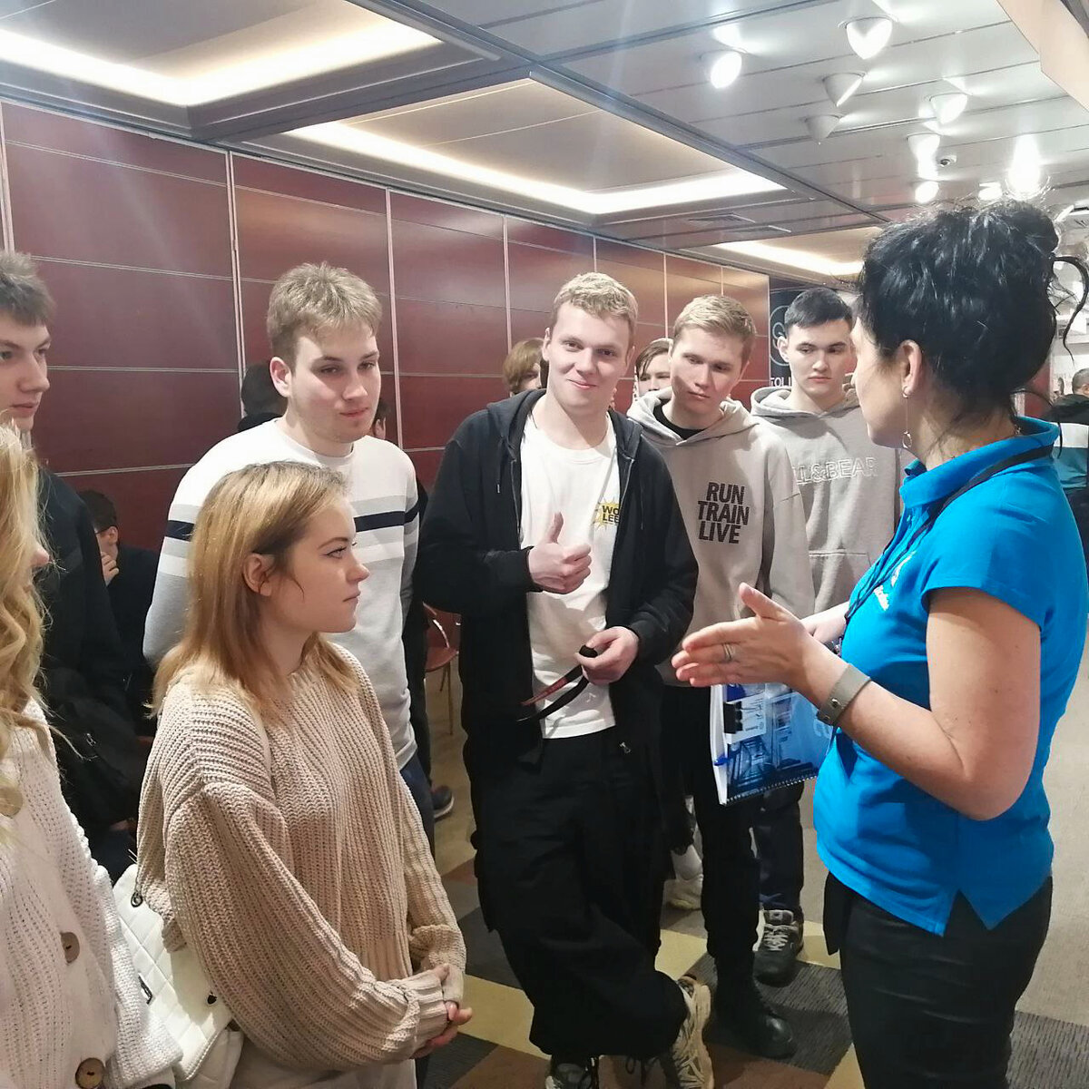 Юлия Косарева, менеджер по персоналу IXcellerate, вдохновляла молодых соискателй не бояться делать первый шаг и начинать карьеру в качестве стажера. 