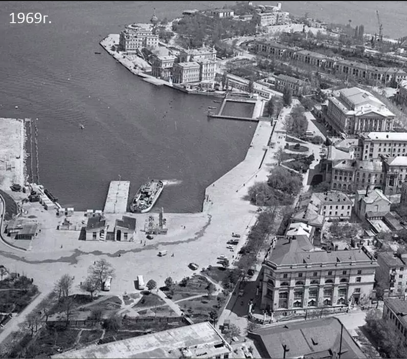  Фотография Артиллерийской бухты всегда была визитной карточкой Города-Героя Севастополя, наравне с памятником затопленным кораблям и Графской пристанью.-2