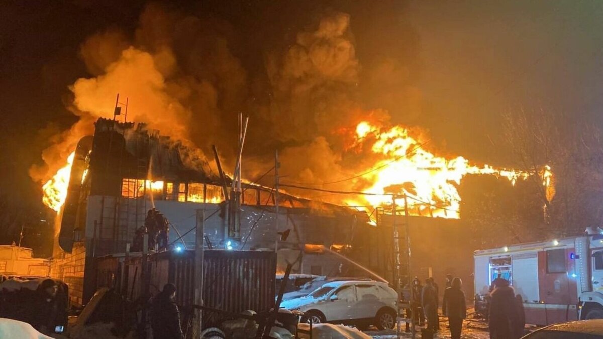     Этой ночью на северо-востоке Москвы по ул. Декабристов 45 «Г» загорелось двухэтажное здание автосервиса. Площадь возгорания, согласно сообщению пресс-службы МЧС России, составила 1,5 тыс. кв. м. Чтобы ликвидировать пожар, огнеборцам потребовалось почти три часа.