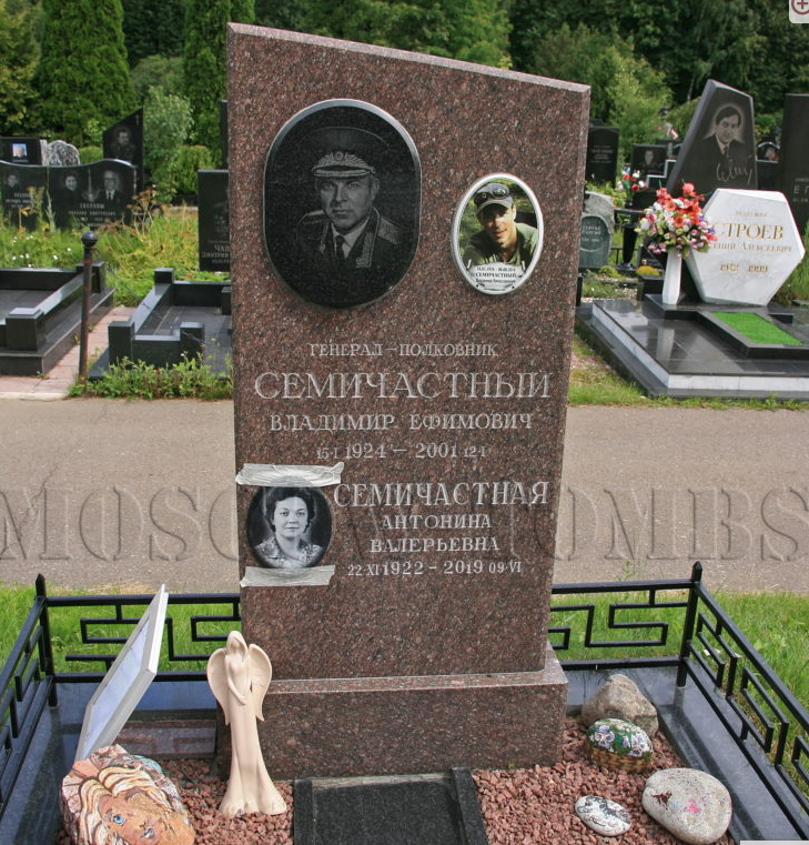 Памятник на могиле В.Е.Семичастного. Источник фото - http://moscow-tombs.ru/wp-content/uploads/2022/02/semichastny_ve-1202x1536.jpg