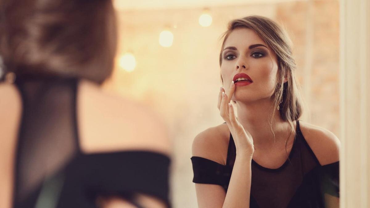    Девушка поправляет вечерний макияж:Freepik