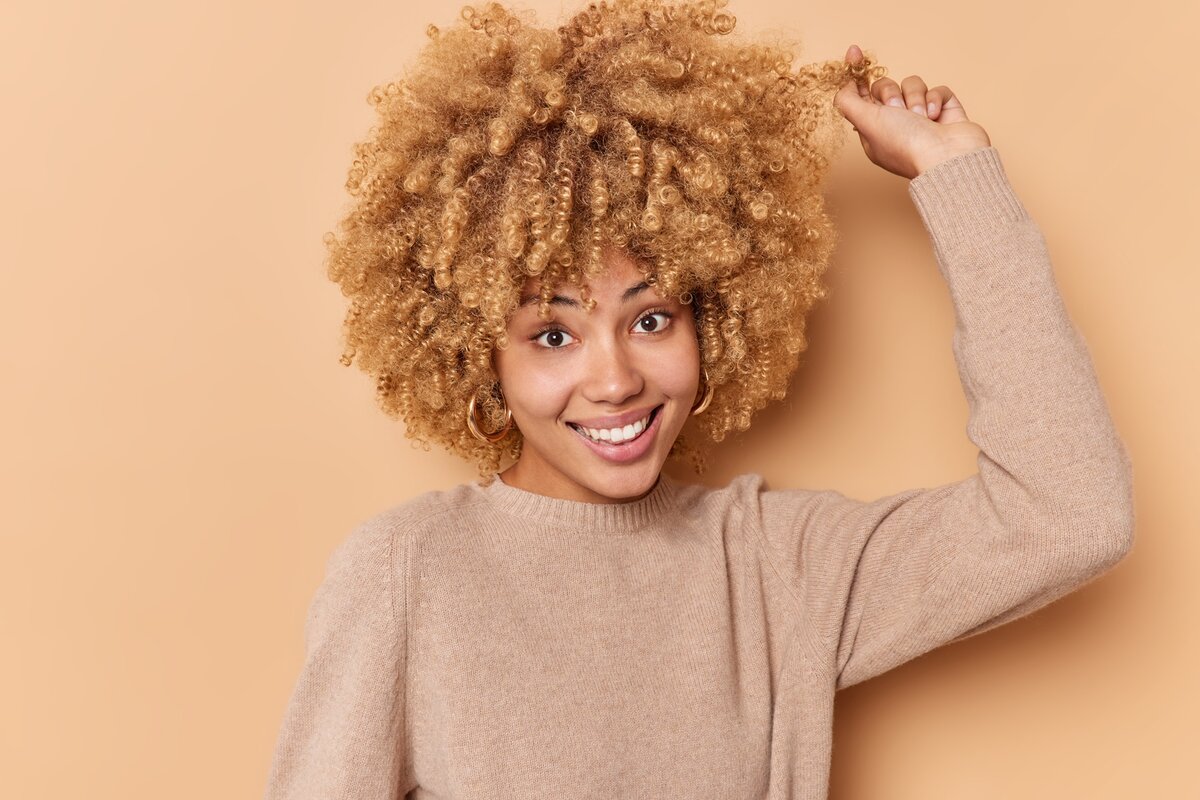 <a href="https://ru.freepik.com/free-photo/portrait-of-happy-woman-curls-hair-has-natural-curls-shiny-well-cared-hair-after-washing-with-shampoo-smiles-toothily-dressed-in-casual-jumper-isolated-over-beige-background-human-emotions_24790573.htm#query=%D0%9A%D1%83%D0%B4%D1%80%D1%8F%D0%B2%D1%8B%D0%B5%20%D0%B2%D0%BE%D0%BB%D0%BE%D1%81%D1%8B&position=1&from_view=search&track=ais">Изображение от wayhomestudio</a> на Freepik