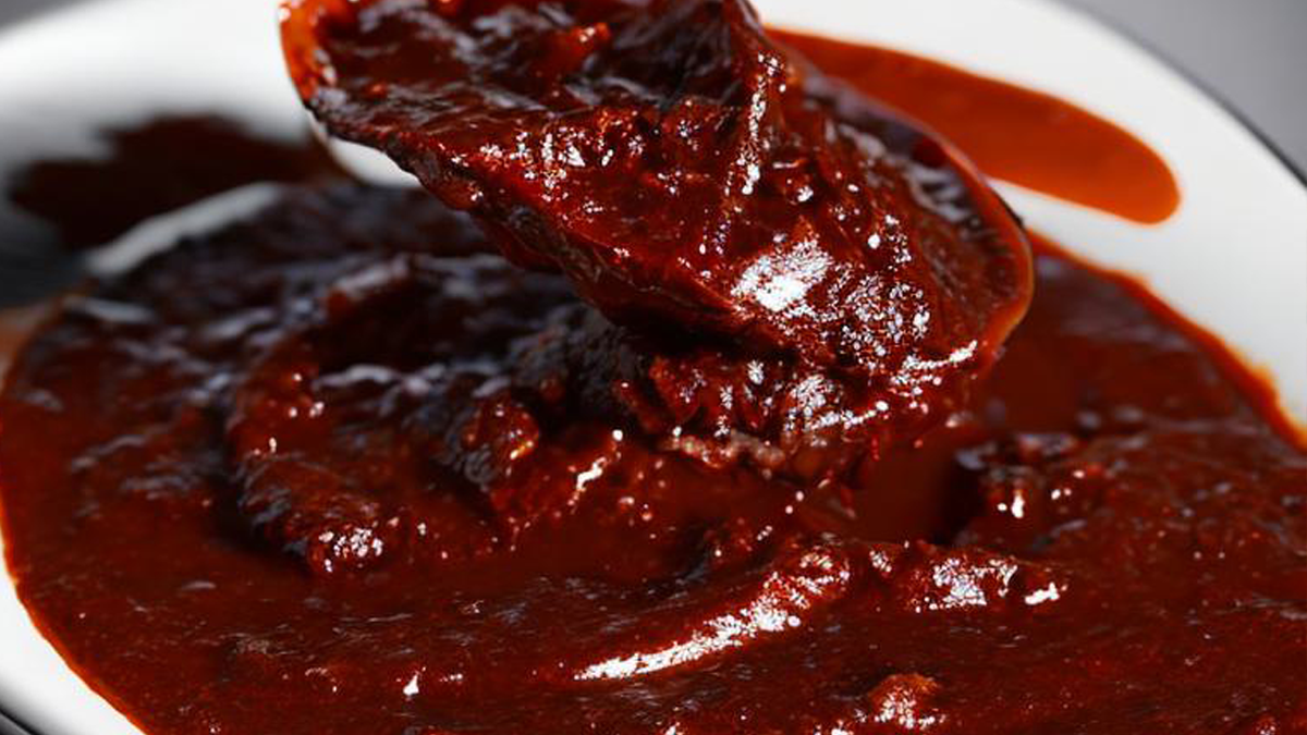 Процесс приготовления соуса барбекю.