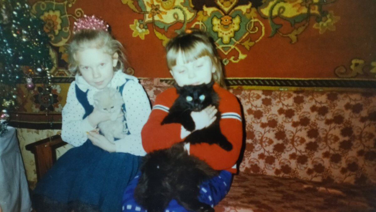 Это я в детстве с другим котенком. Любила очень кошек