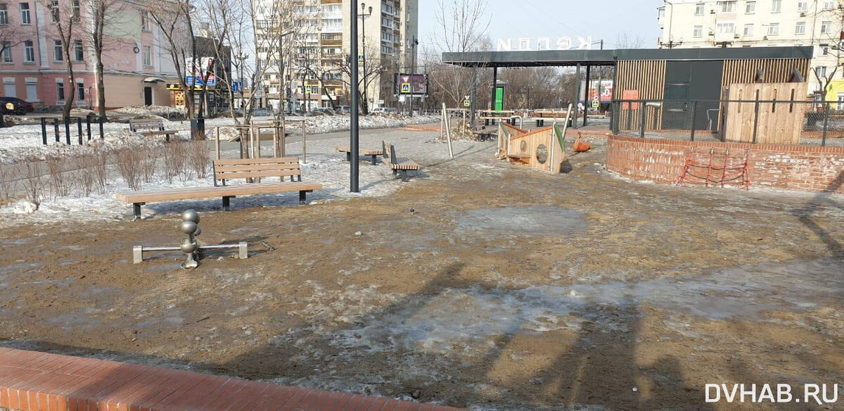    До снега площадь покрывала смесь песка и льда