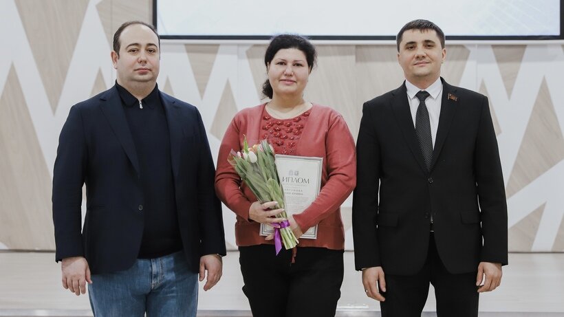    Глава городского округа Химки Дмитрий Волошин вручает премию «Преодоление» жителям с ОВЗ © Пресс-служба администрации г.о. Химки
