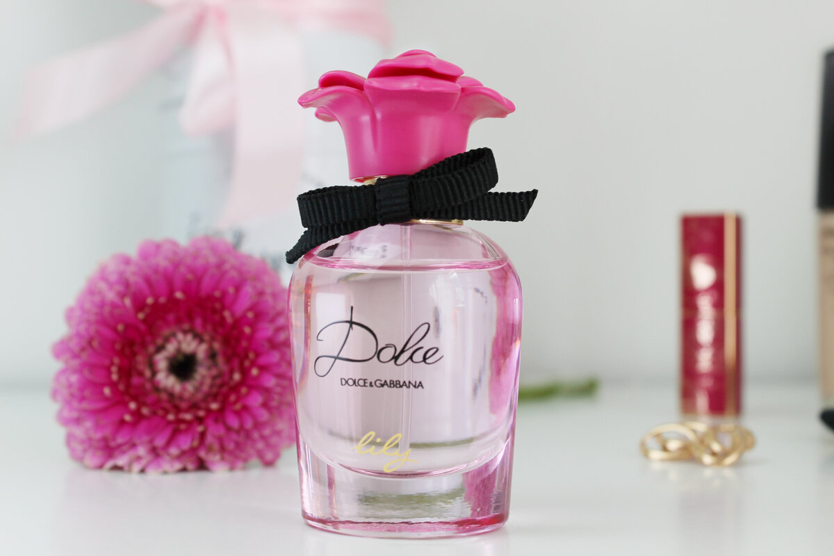 Dolce gabbana dolce lily. Весенний Парфюм. Лучшие ароматы на весну. Топовые весенние парфюмы. Духи Dolce с цветком на крышке.