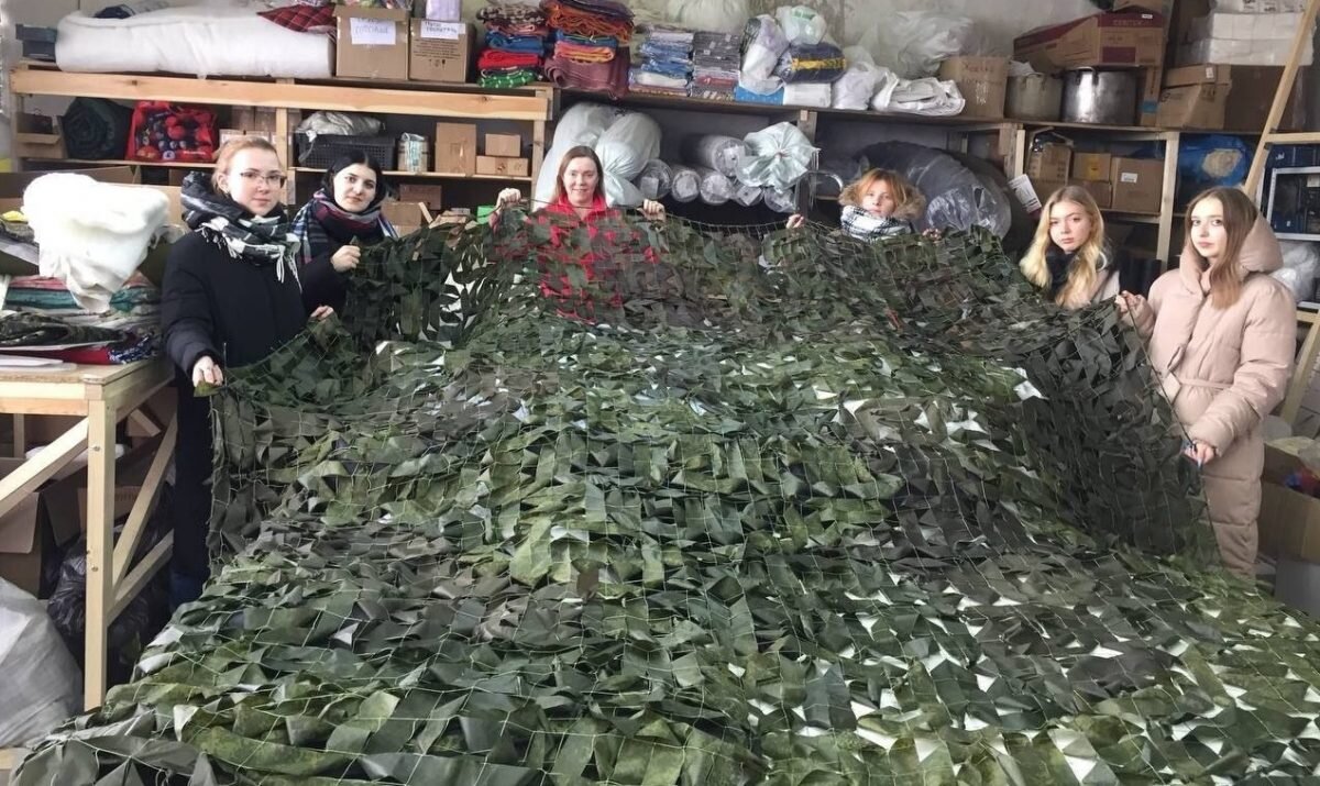    В этот раз студентки учатся плести маскировочные сети для военнослужащих на спецоперации Анастасия Красушкина
