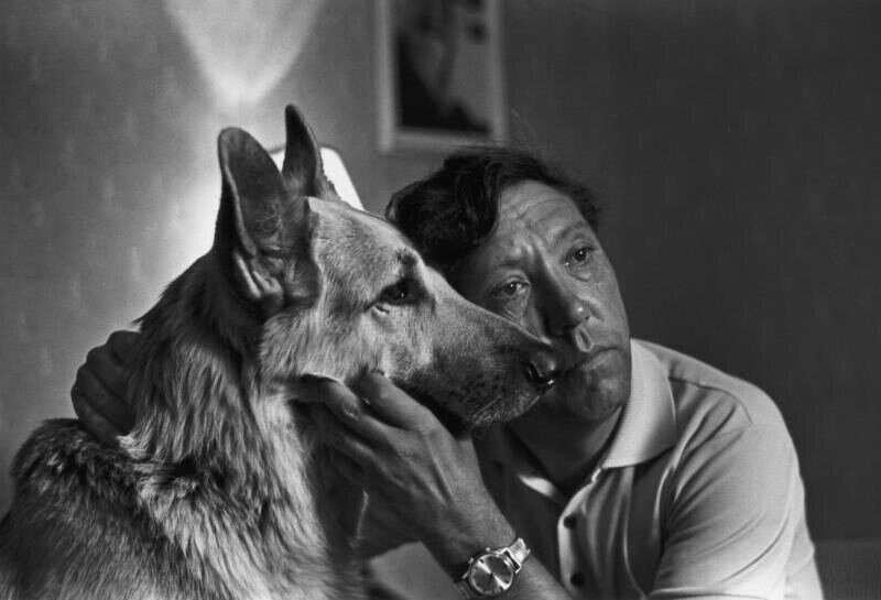 С псом Дейком на съемках фильма "Ко мне, Мухтар" 1964г.